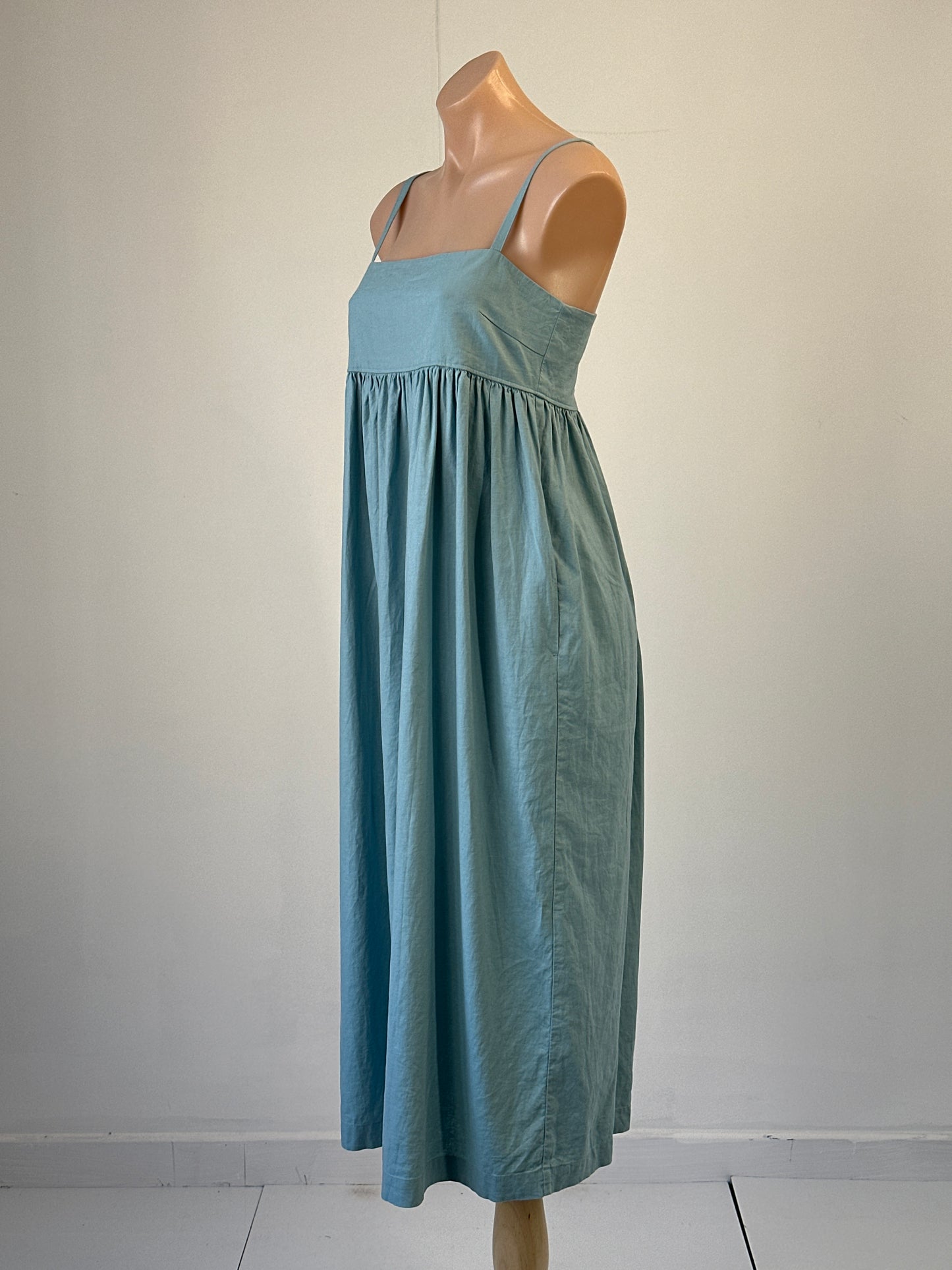 Uniqlo | dress | size 10 | midi length