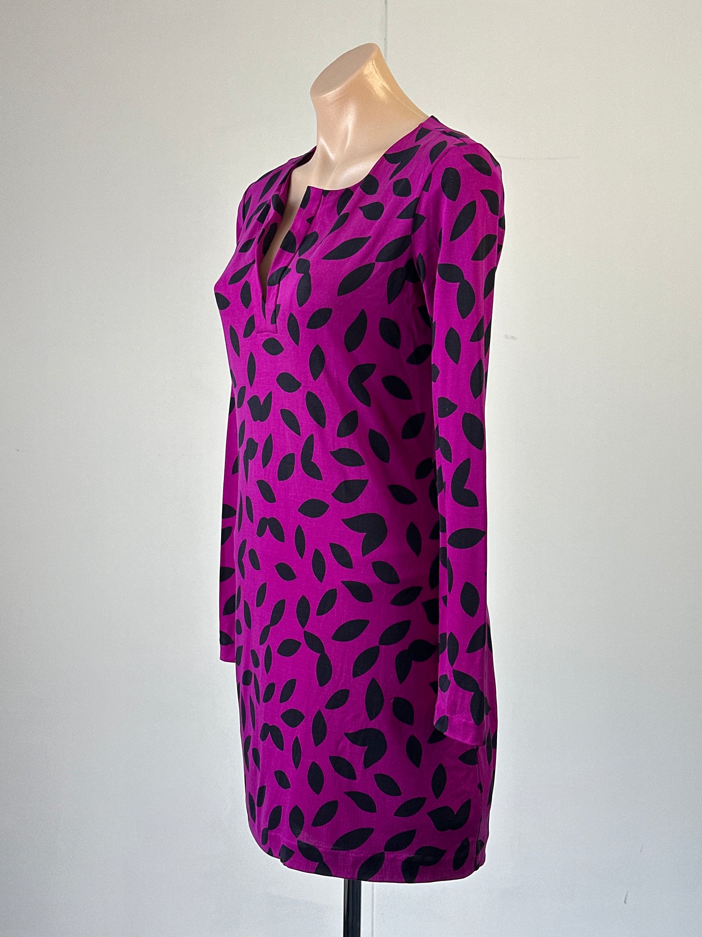 Diane von Furstenberg | New York | dress | size 8 | mini length | 100% silk