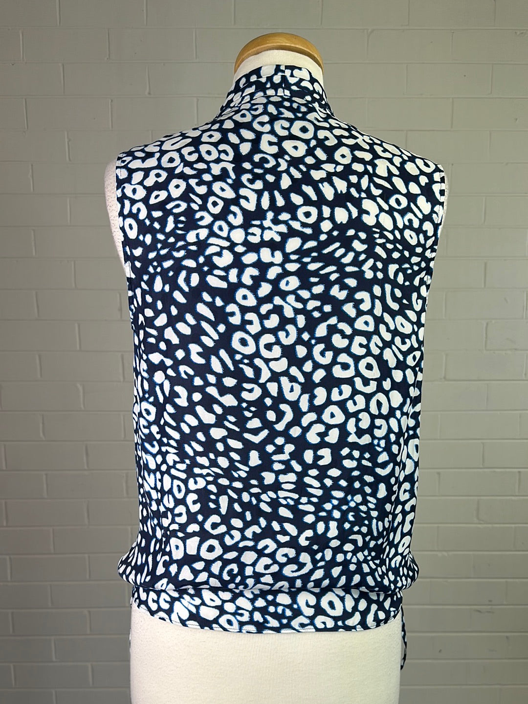 Wayne Cooper | top | size 10 | sleeveless