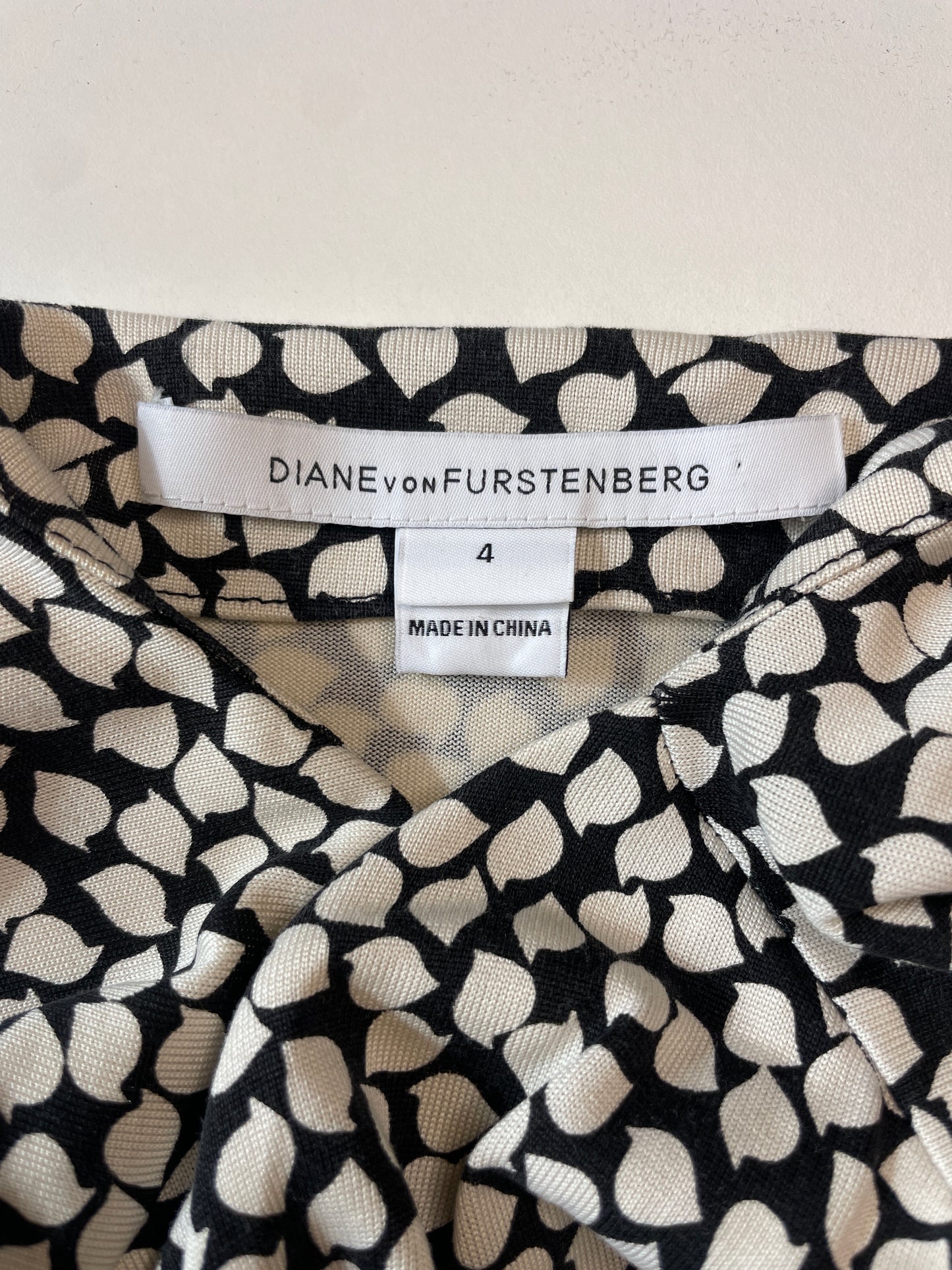 Diane von Furstenberg | New York | dress | size 8 | knee length | 100% silk