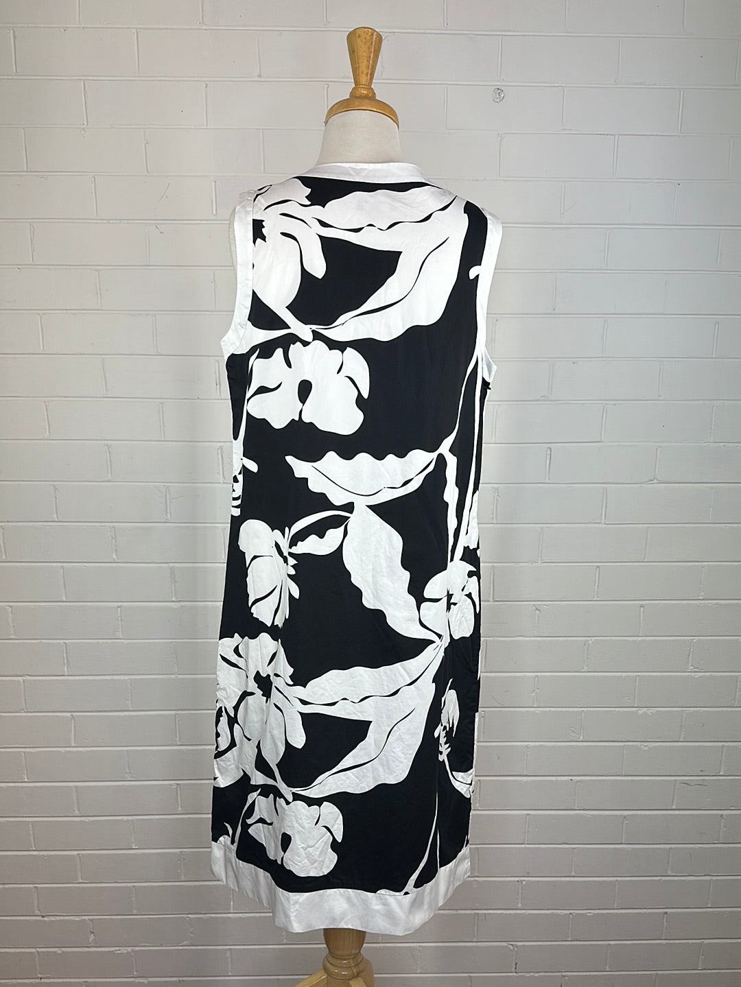 Yarra Trail | dress | size 14 | midi length | 100% cotton
