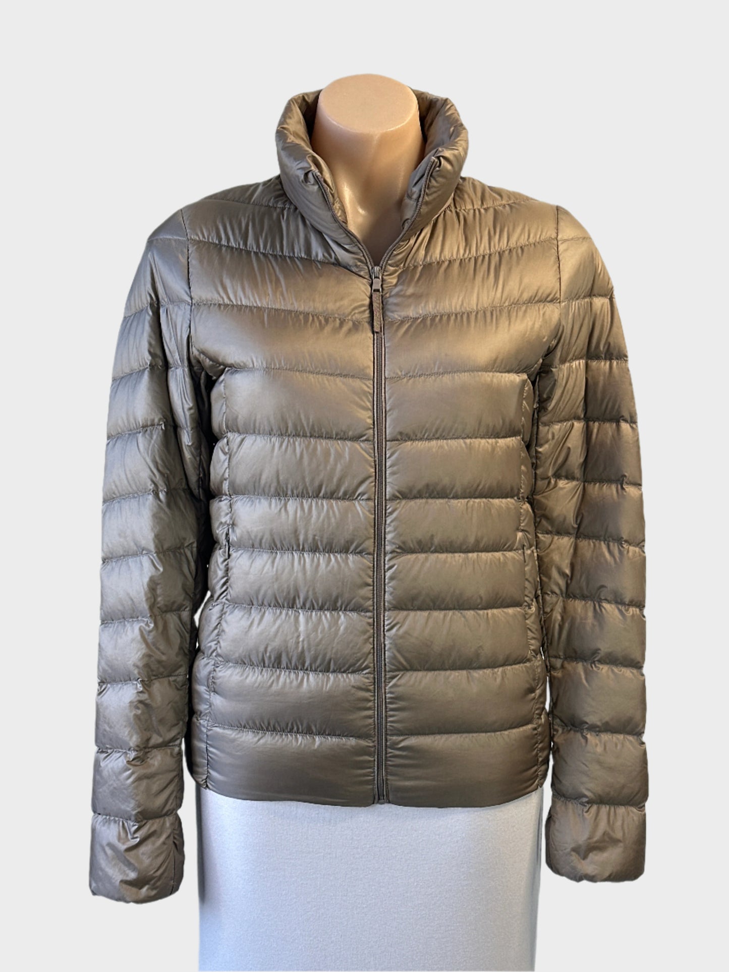 Uniqlo beige puffer jacket with zip front and band collar for casual wear.
