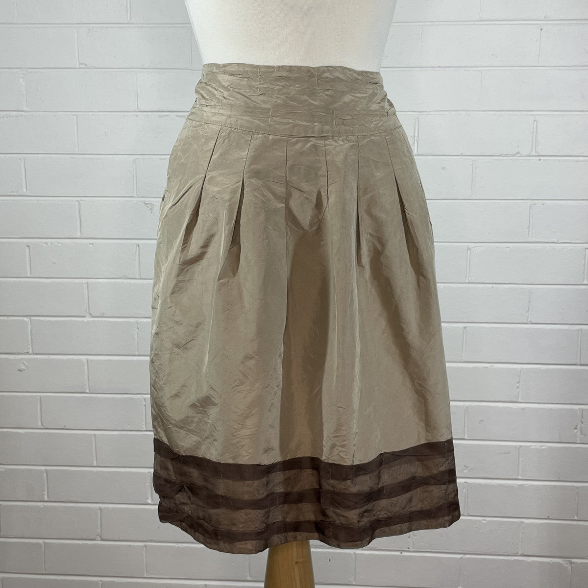 Lee Mathews | skirt | size 14 | knee length | 100% silk
