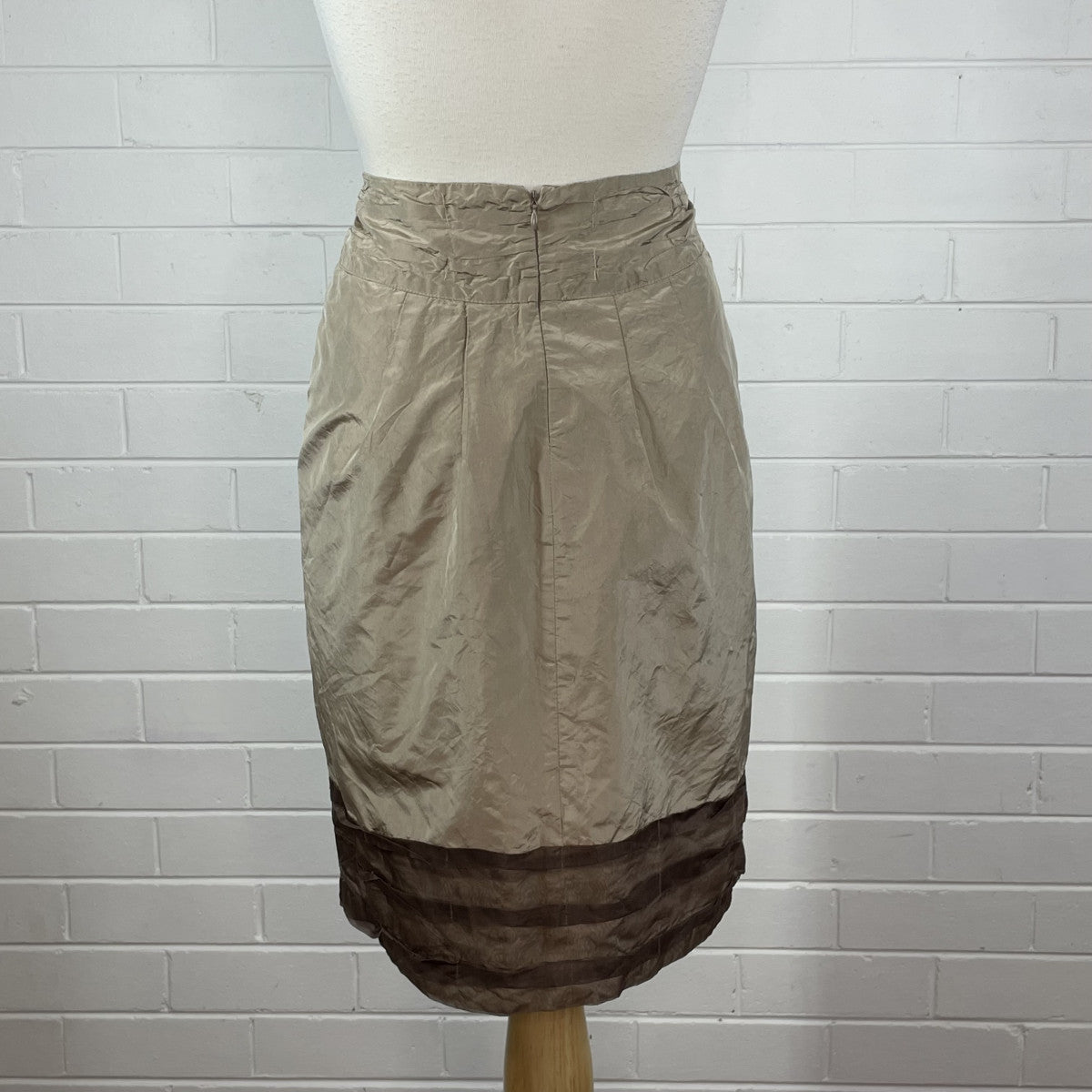Lee Mathews | skirt | size 14 | knee length | 100% silk