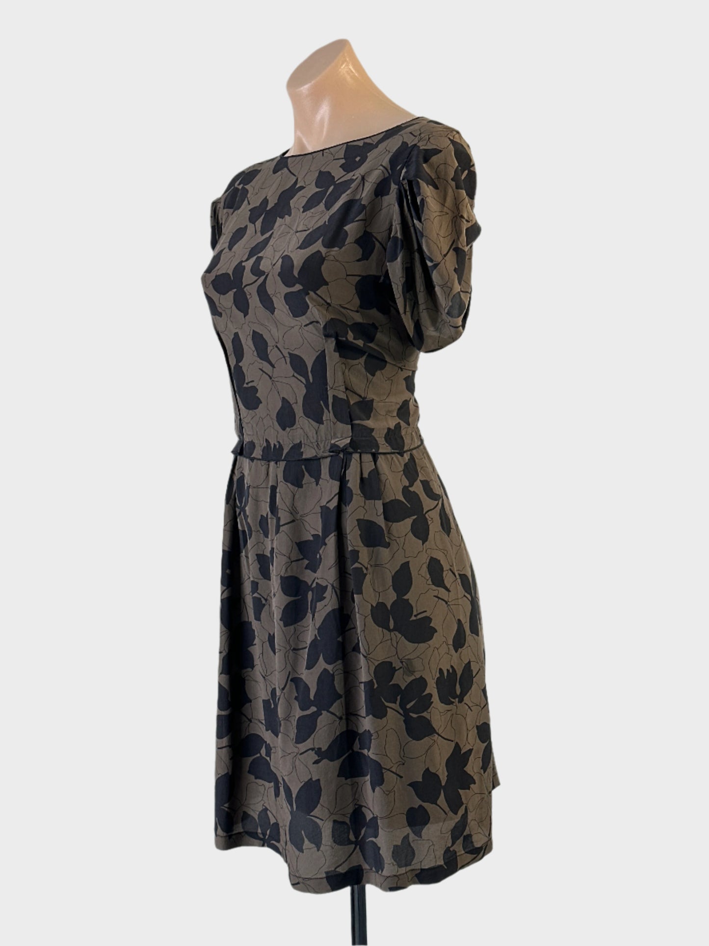 Nina Ricci | Paris | dress | size 10 | knee length | 100% silk