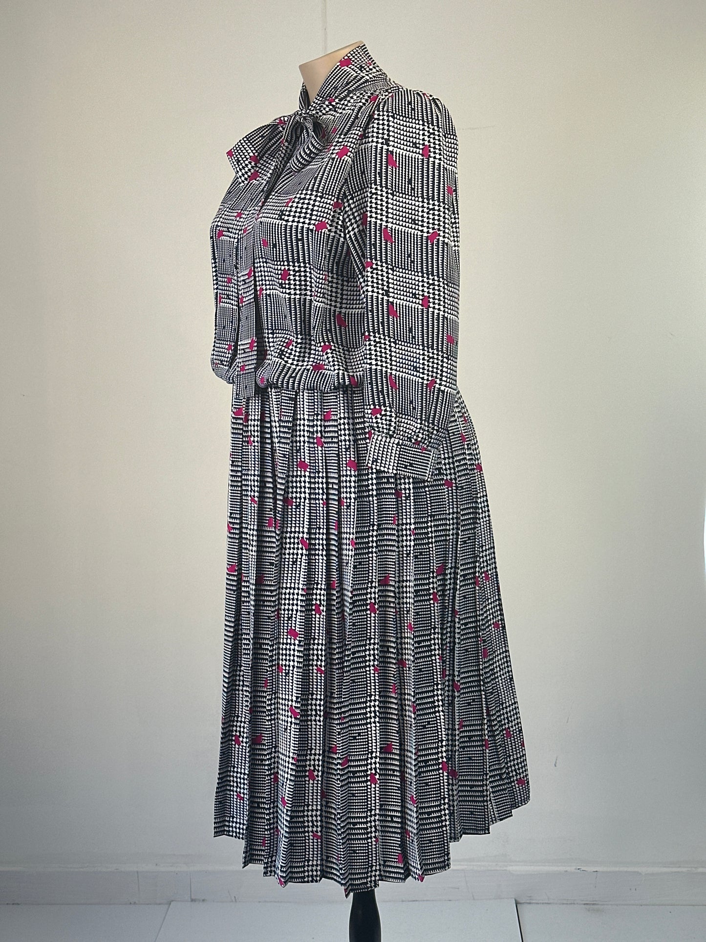 Noel Wells Melbourne | vintage 80's | dress | size 18 | midi length | made in New Zealand