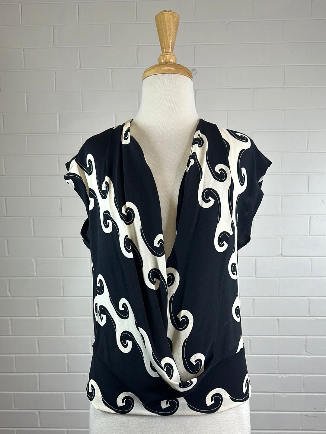 Diane von Furstenberg | New York | top | size 8 | drop shoulder sleeve | 100% silk