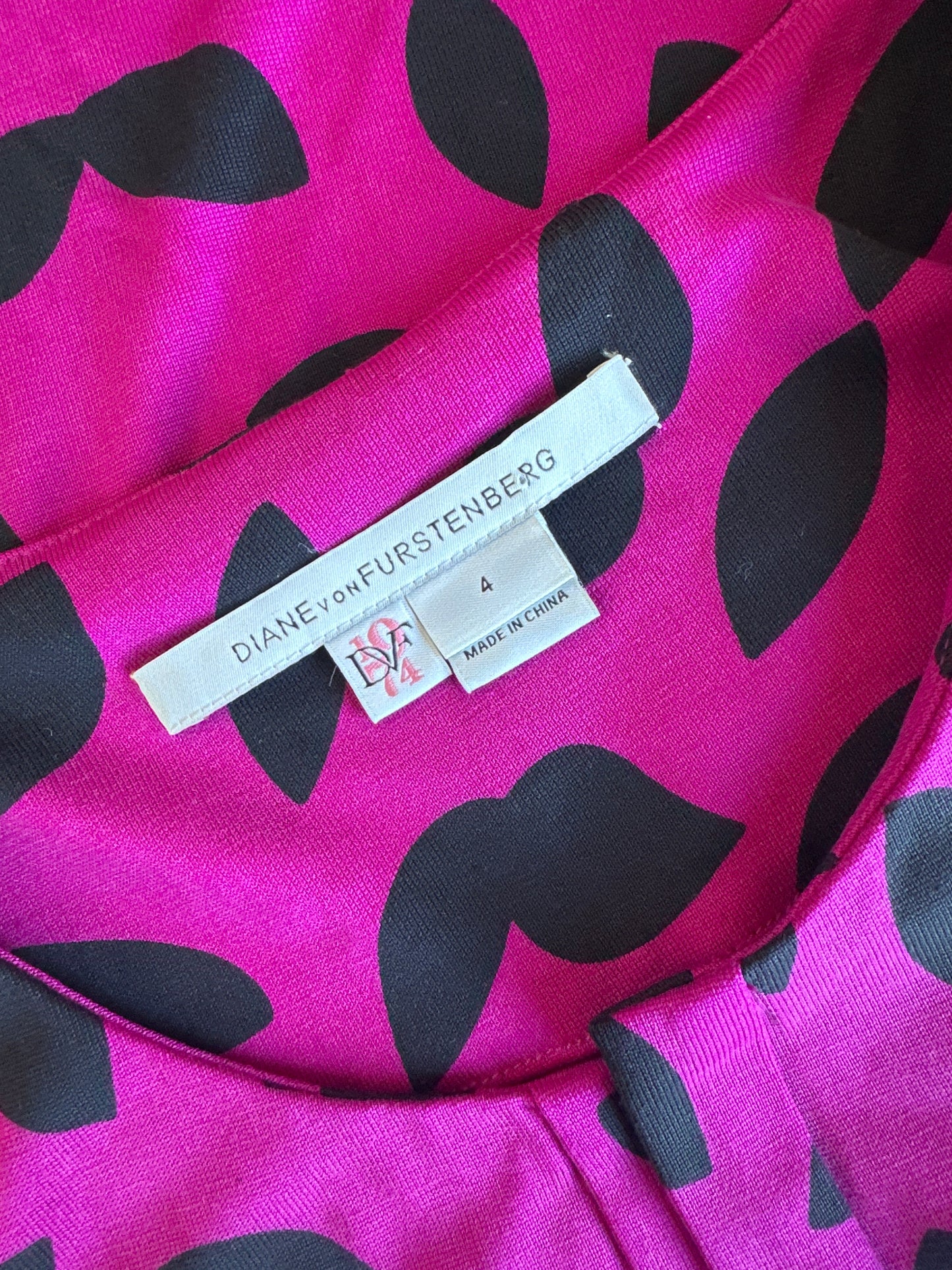 Diane von Furstenberg | New York | dress | size 8 | mini length | 100% silk