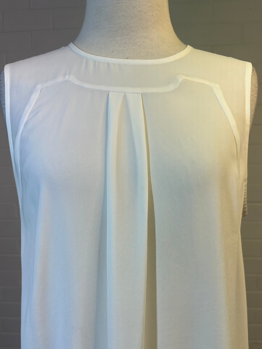 Cue | top | size 10 | sleeveless