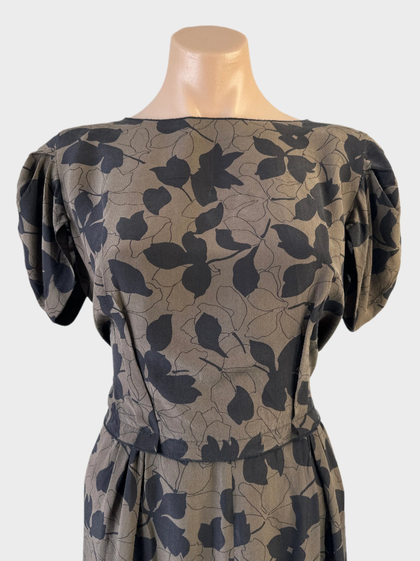 Nina Ricci | Paris | dress | size 10 | knee length | 100% silk