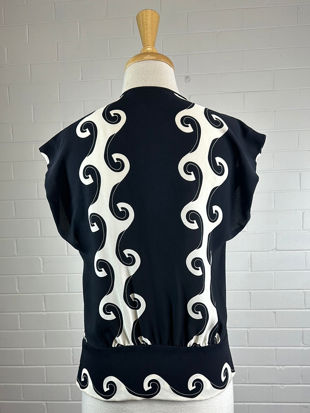 Diane von Furstenberg | New York | top | size 8 | drop shoulder sleeve | 100% silk