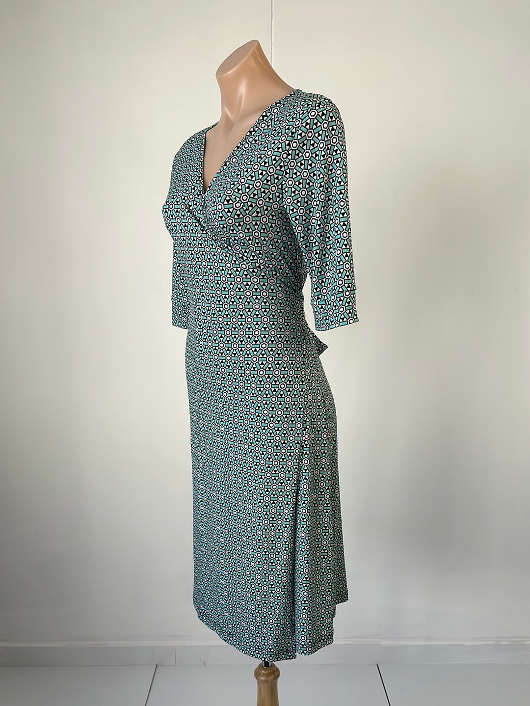 Diane von Furstenberg | New York | dress | size 8 | knee length | 100% silk | made in Italy