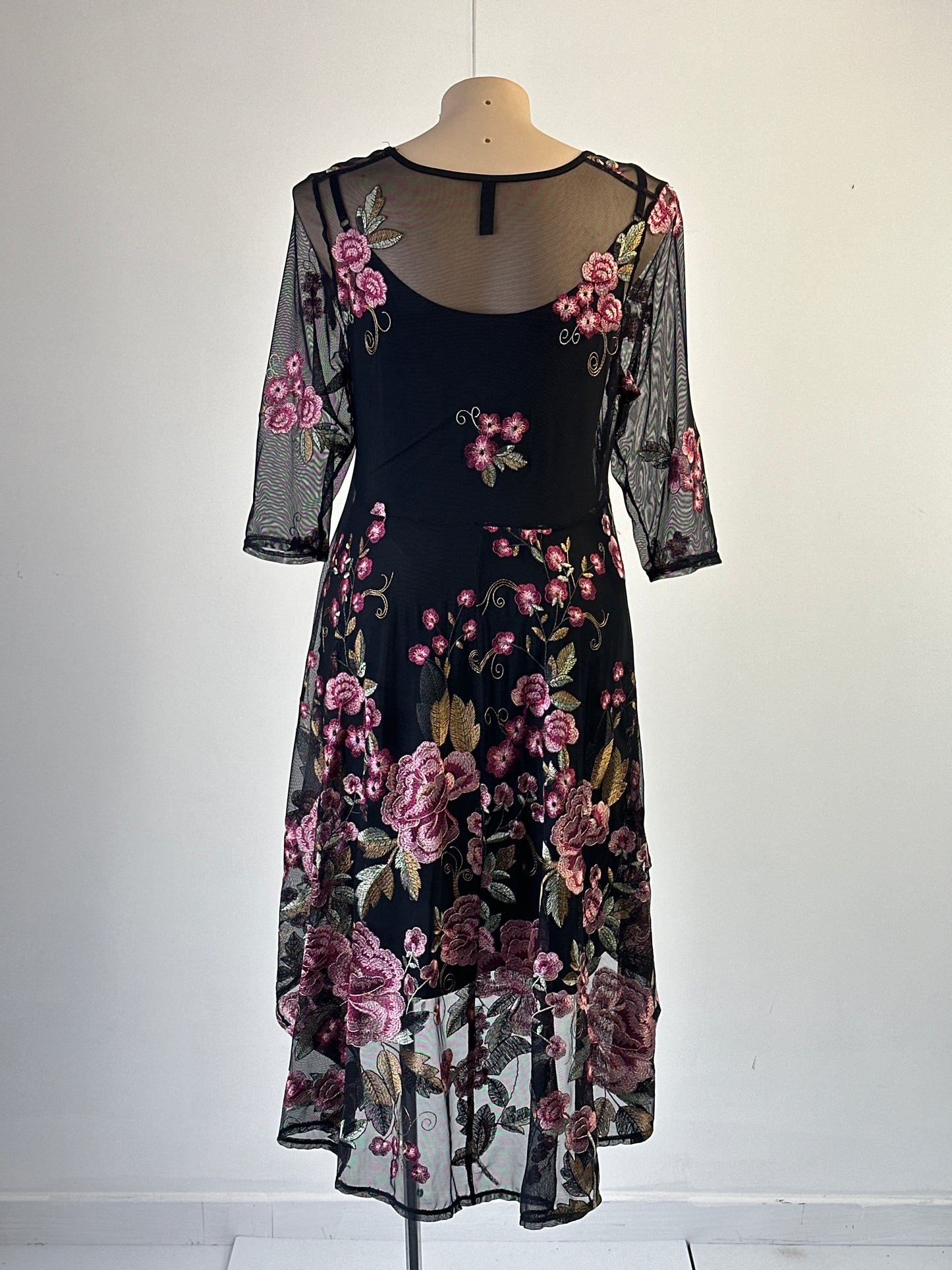 Taking Shape | dress | size 14 | midi length