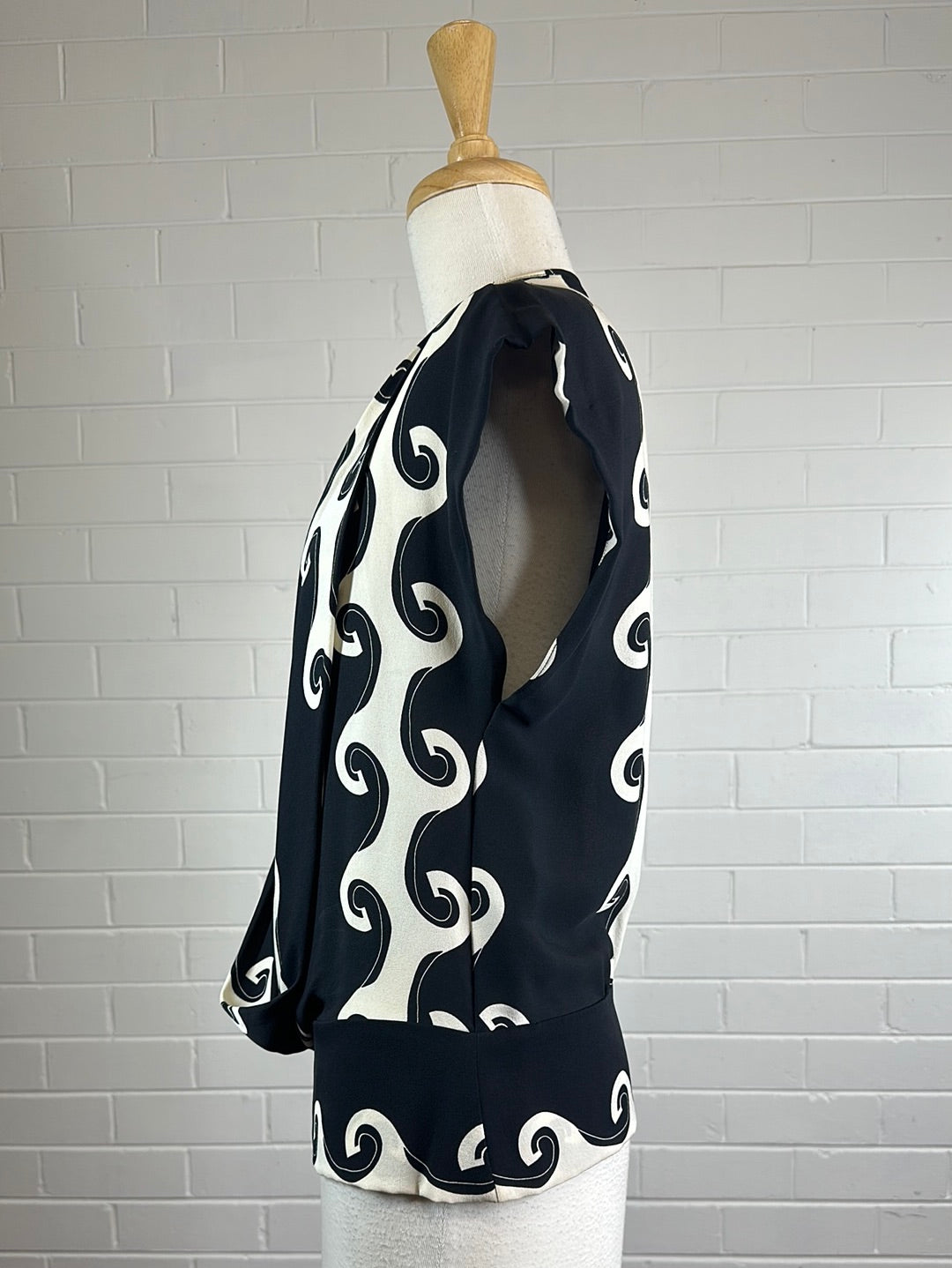 Diane von Furstenberg | New York | top | size 8 | drop shoulder sleeve | 100% silk