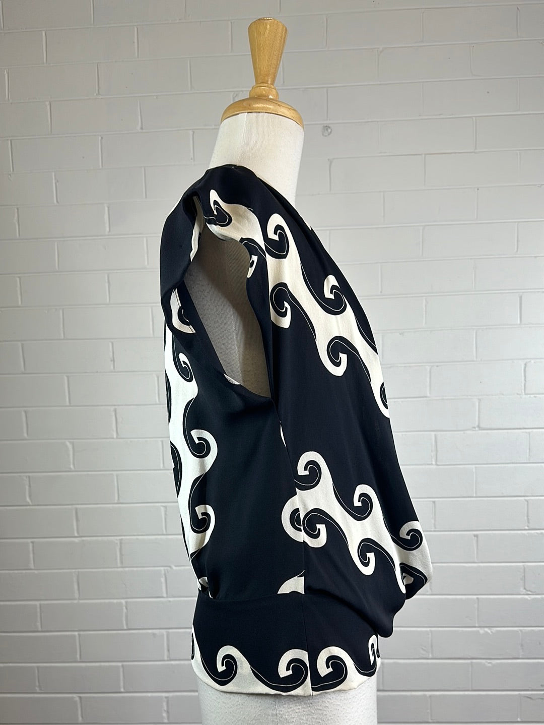 Diane von Furstenberg | New York | top | size 8 | drop shoulder sleeve | 100% silk