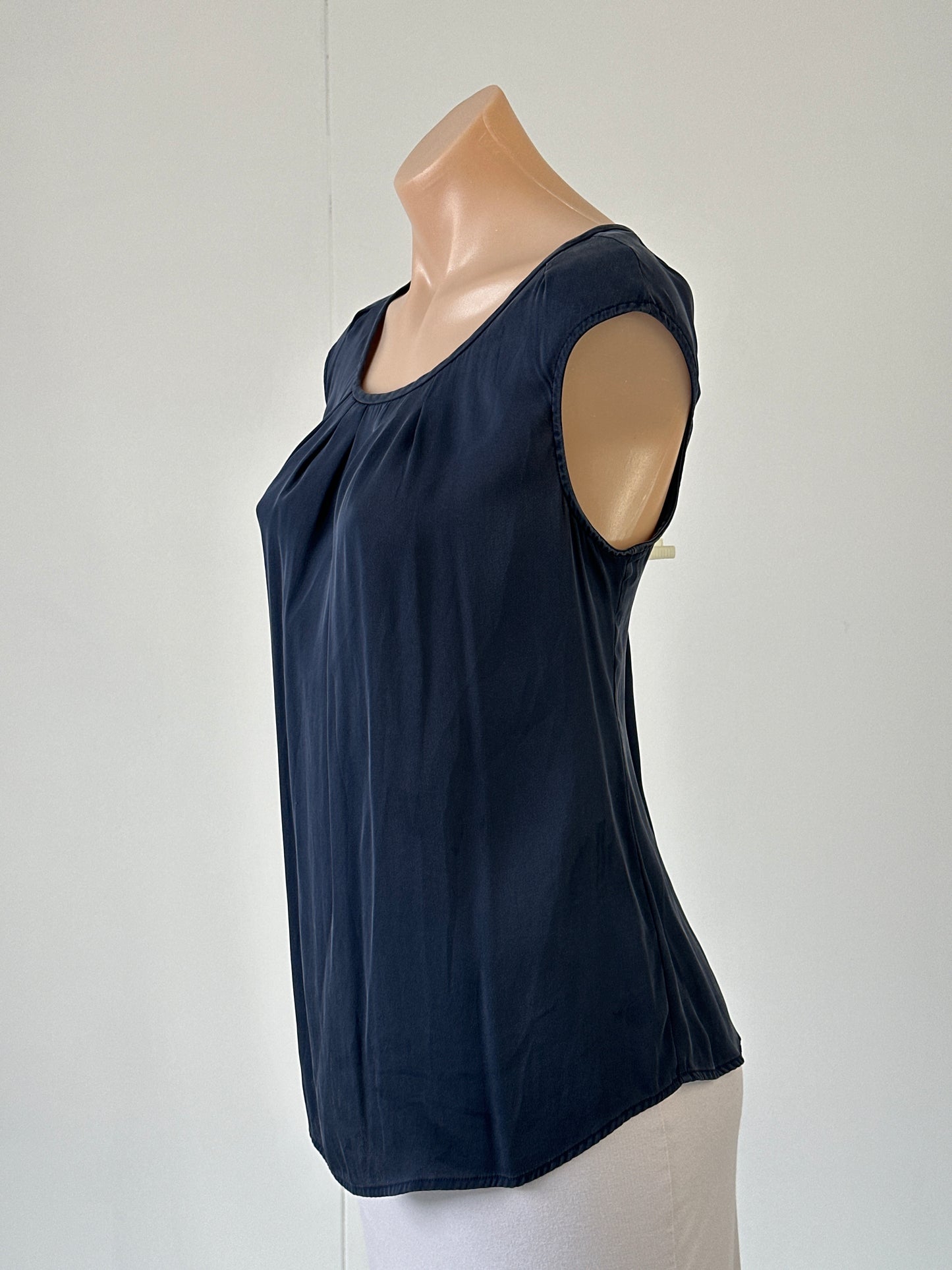 Anna Thomas | top | size 12 | sleeveless