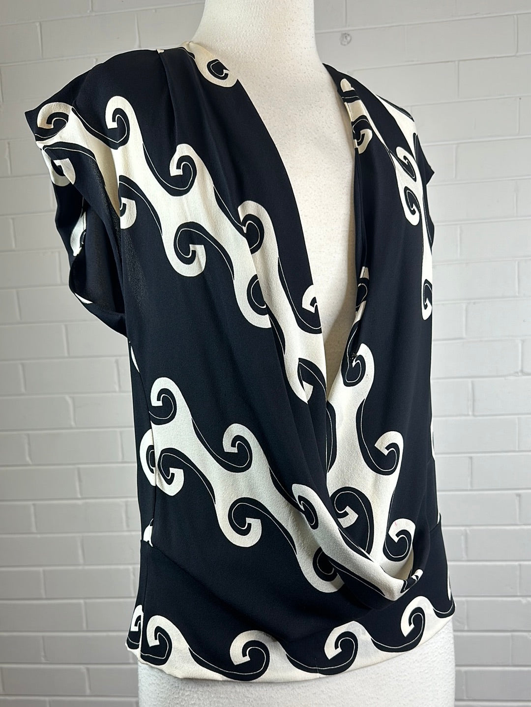 Diane von Furstenberg | New York | top | size 8 | drop shoulder sleeve | 100% silk