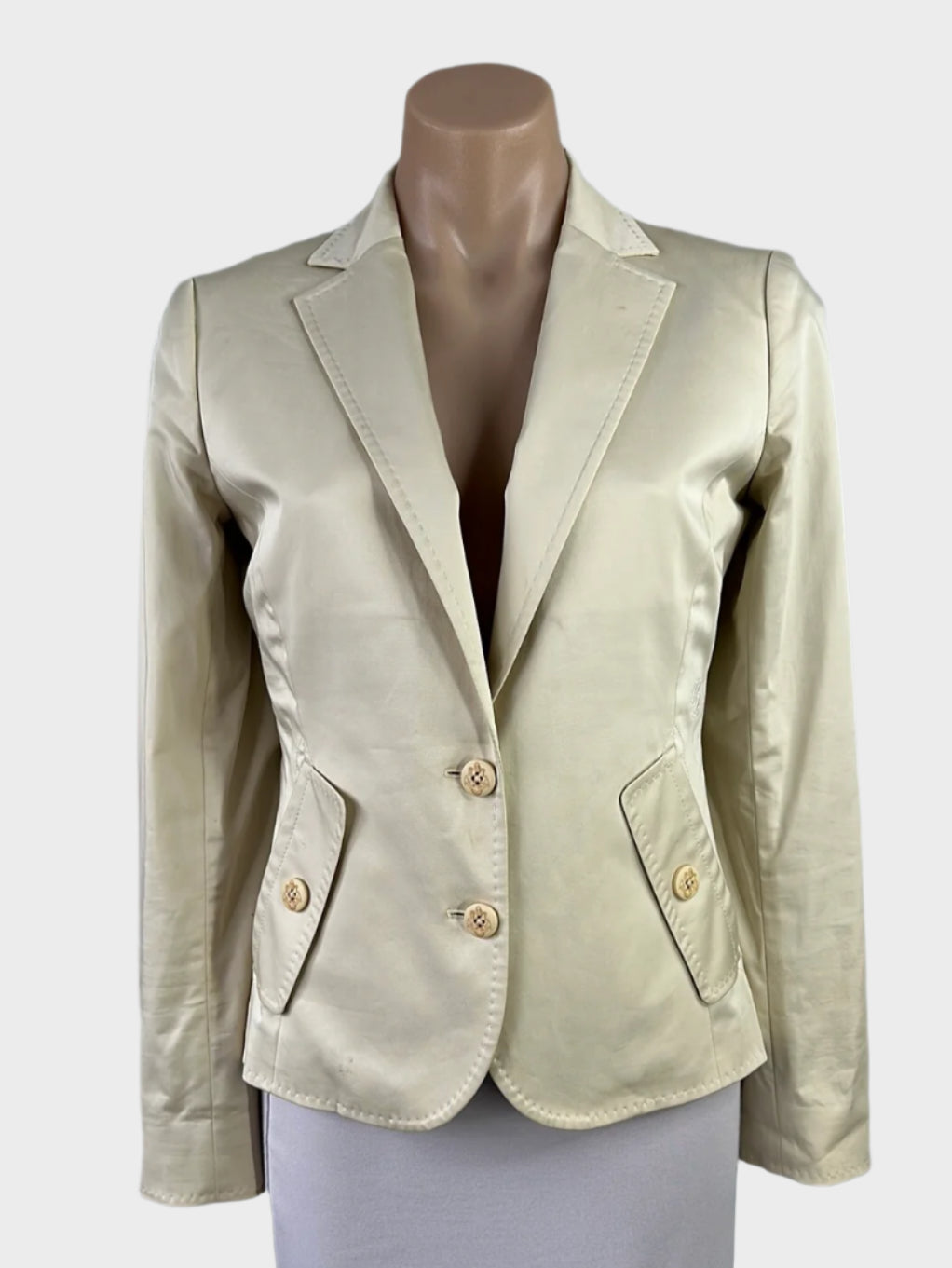 Designer Henri Lloyd single-breasted jacket with topstitch trim, monogram, notched lapels, and back vent for office or smart casual wear.