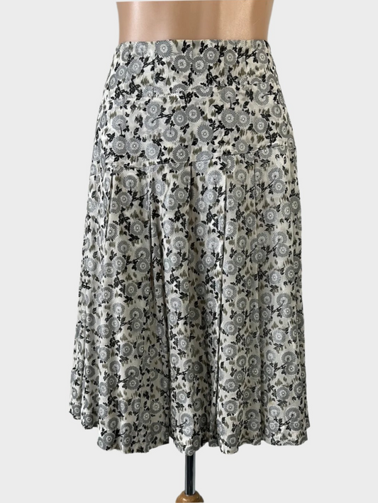 Designer Akira Isogawa vintage 90's pleated skirt in white and silver sheer silk crepe with Japanese floral print, metallic finish, and asymmetric yoke waist for evening wear.