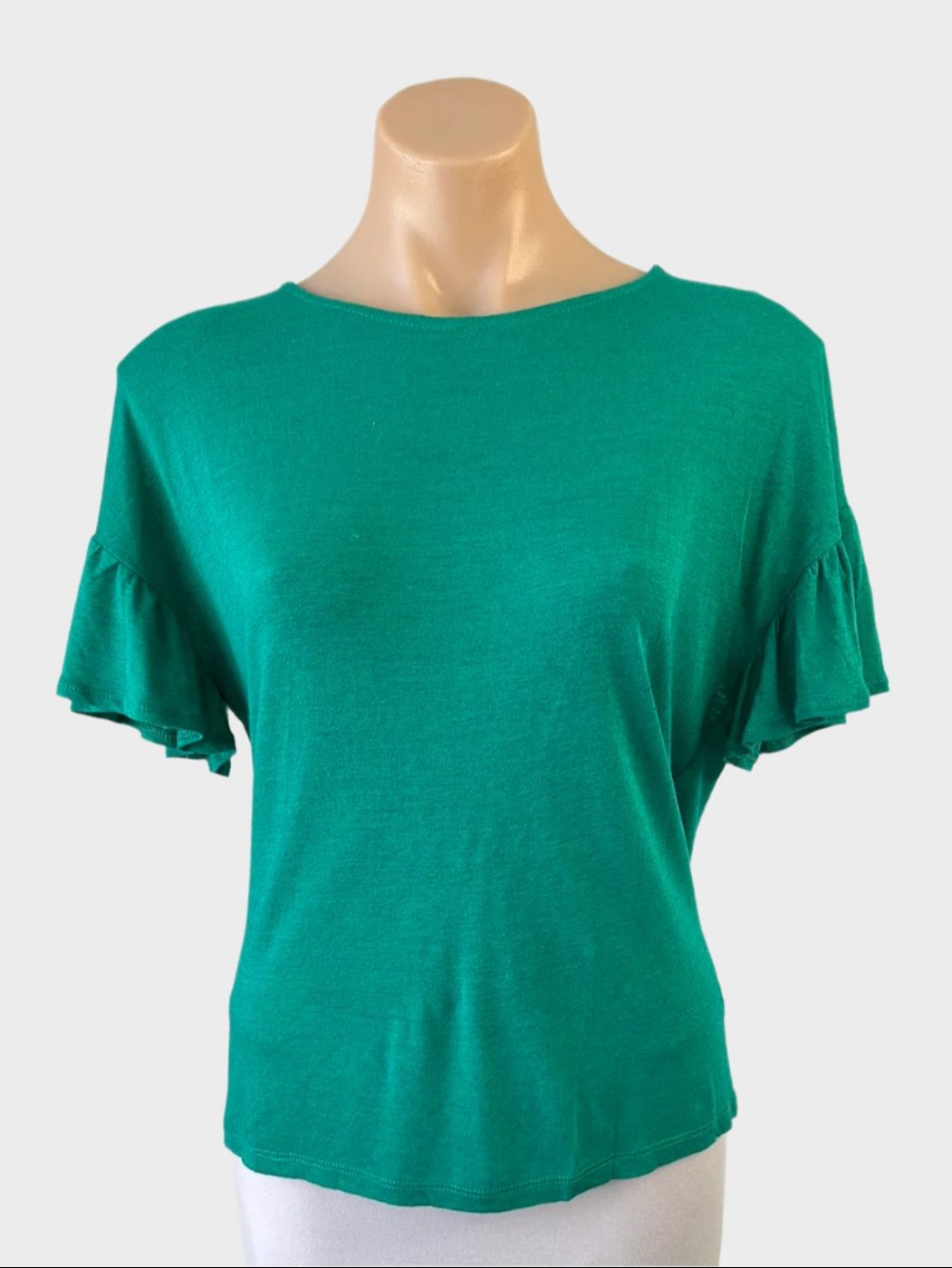 Seed top in green slub linen knit with bateau neck, ruffle sleeves, and drop shoulders for smart casual wear.