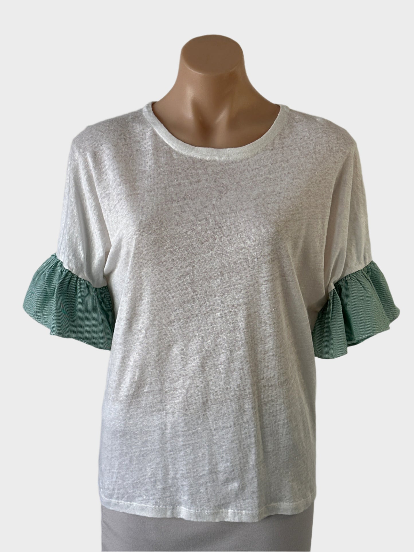 Seed top in white and green pure linen jersey with round neck and contrasting striped ruffle cuffs for smart casual or resort wear.