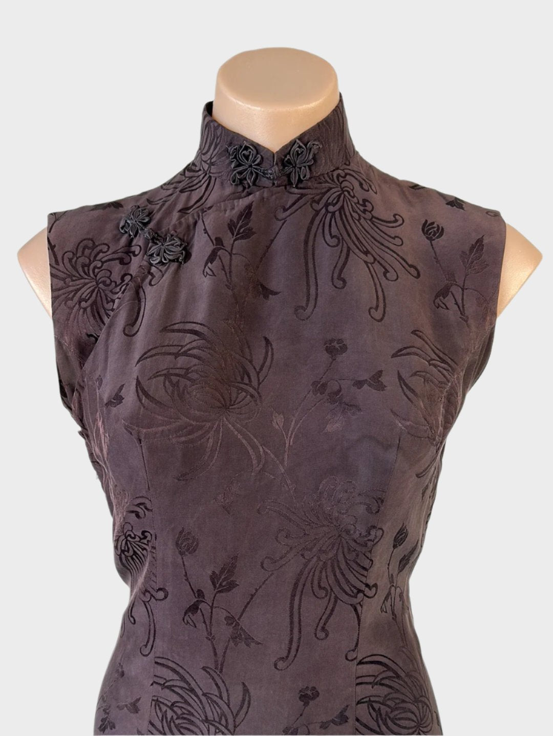Vintage 60s cheongsam in brown silk jacquard with chrysanthemum pattern, asymmetric closure, and pencil skirt for evening.
