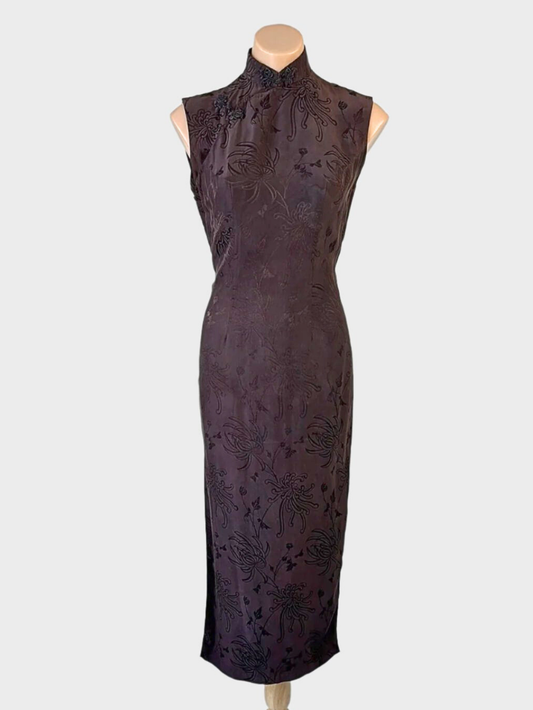 Vintage 60s cheongsam in brown silk jacquard with chrysanthemum pattern, asymmetric closure, and pencil skirt for evening.