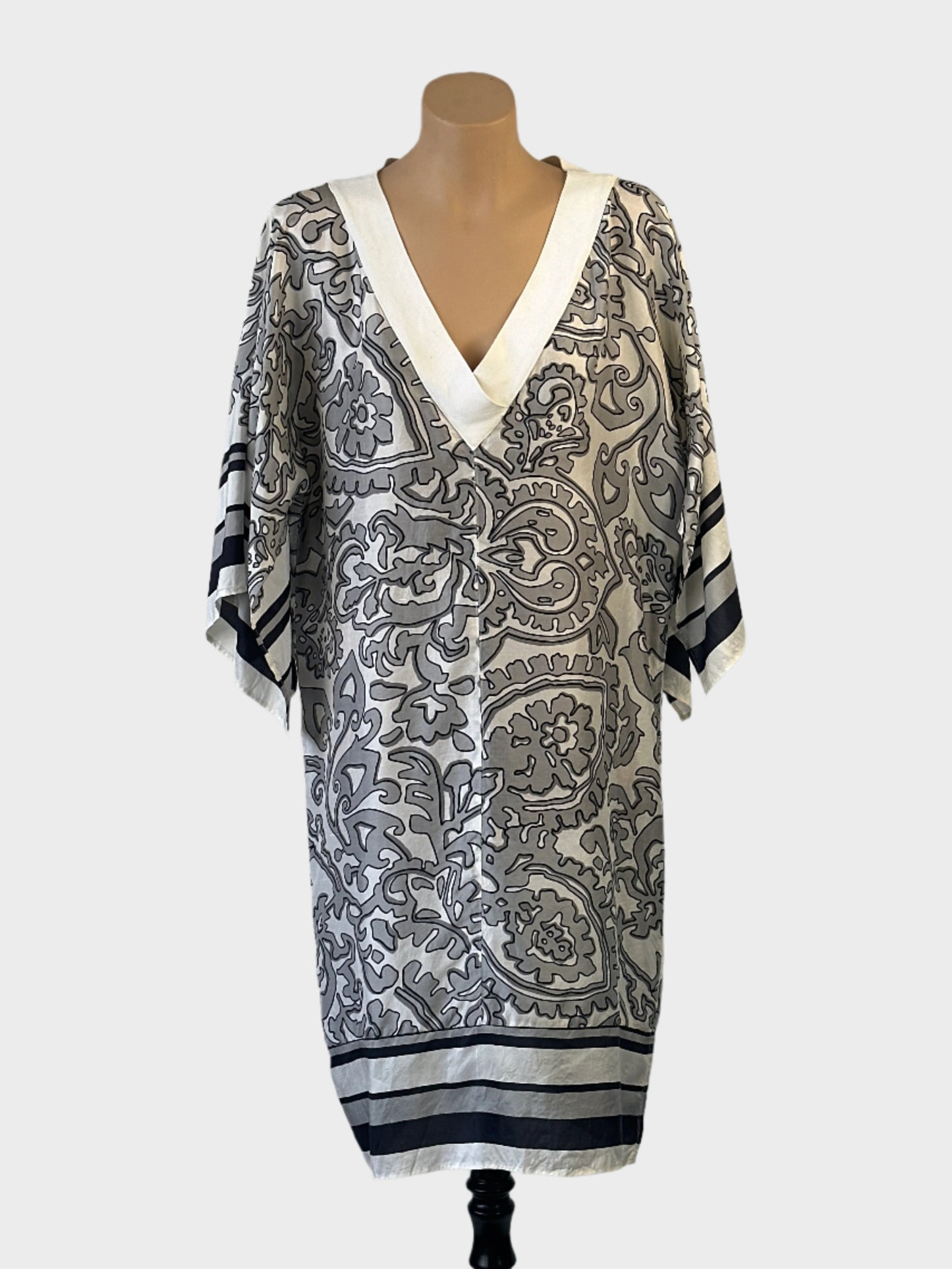 Designer Max Mara black and white shift dress in silk with Baroque pattern, v-neck, and slit sleeves for smart casual wear.