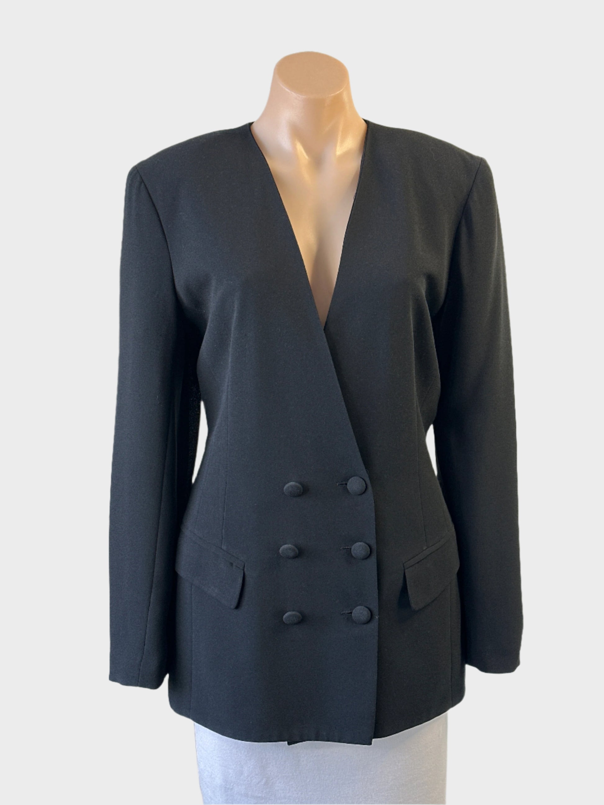 Events vintage 80's cardigan jacket in black crepe with flap pockets and six button closure for office wear.