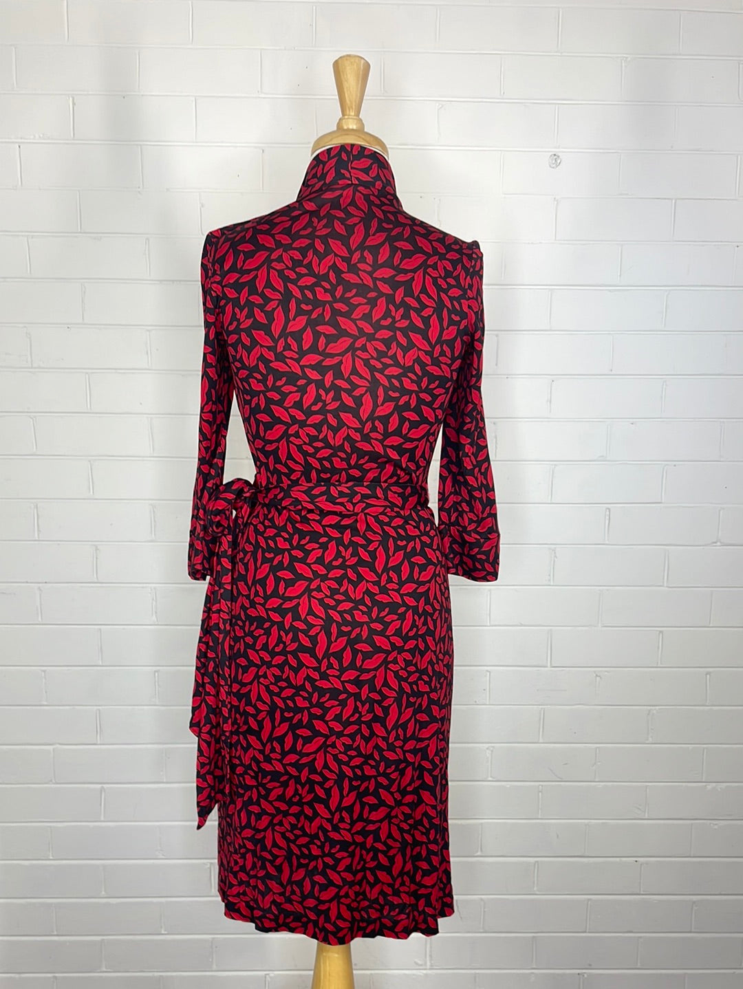 Diane von Furstenberg | dress | size 8 | knee length | 100% silk