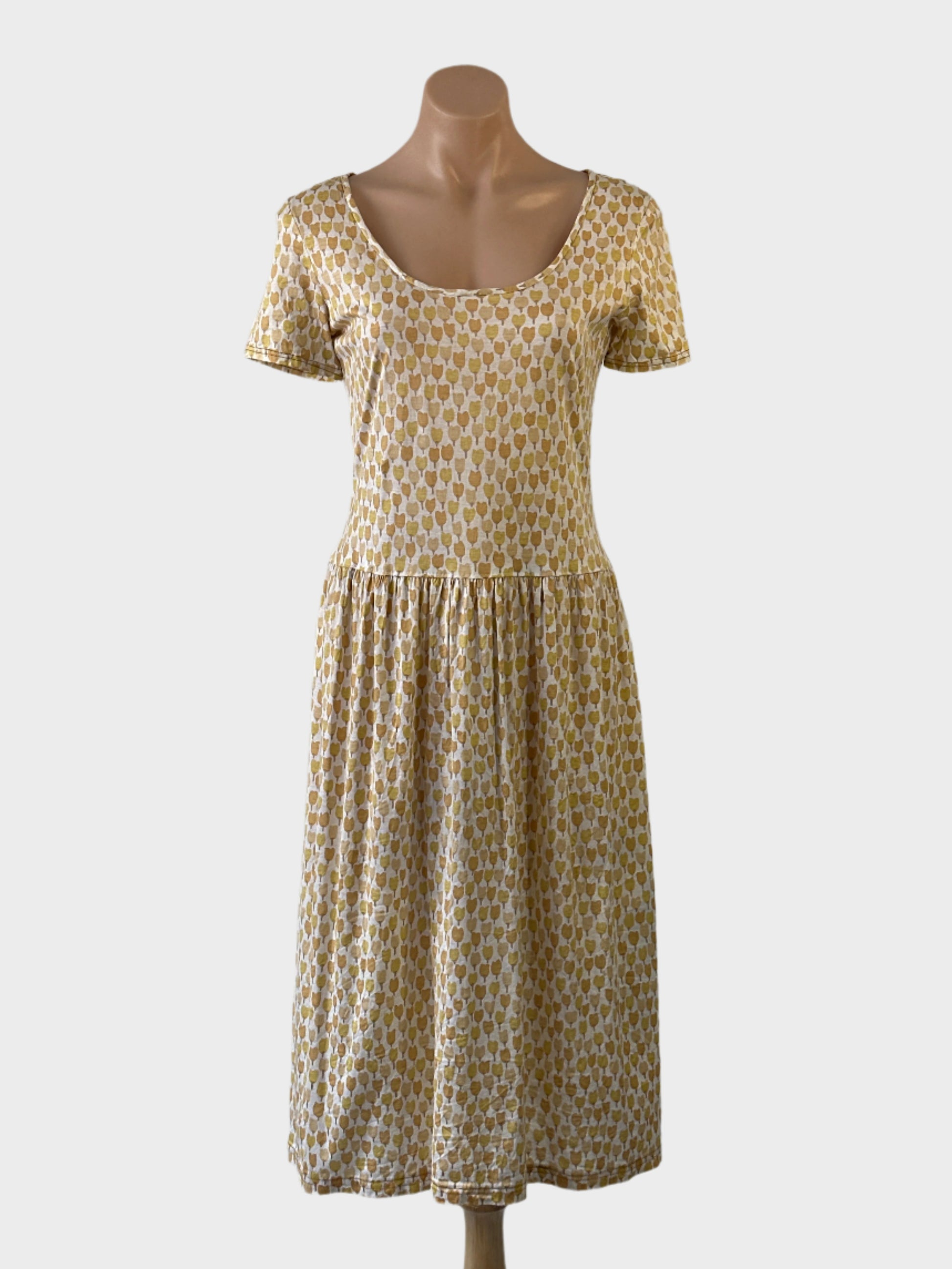 No Label vintage 70's drop waist sun dress in yellow cotton jersey with floral tulip print, short sleeves and gathered skirt for smart casual or resort wear.