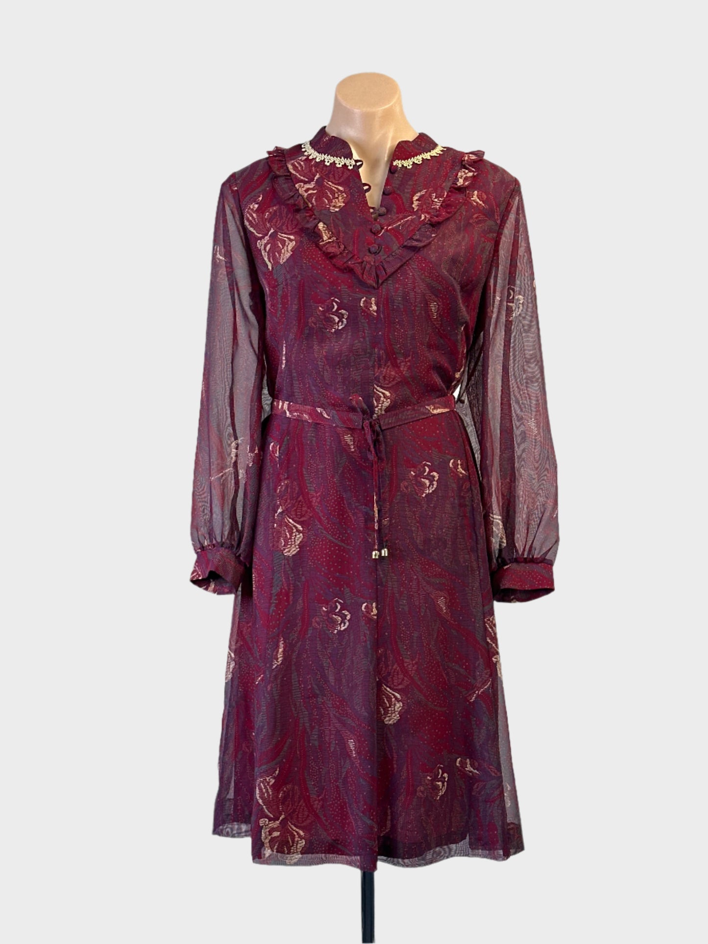 Vintage 70’s shift dress in sheer chiffon with floral print, frilled yoke and lace-trimmed collar for office or smart casual wear.