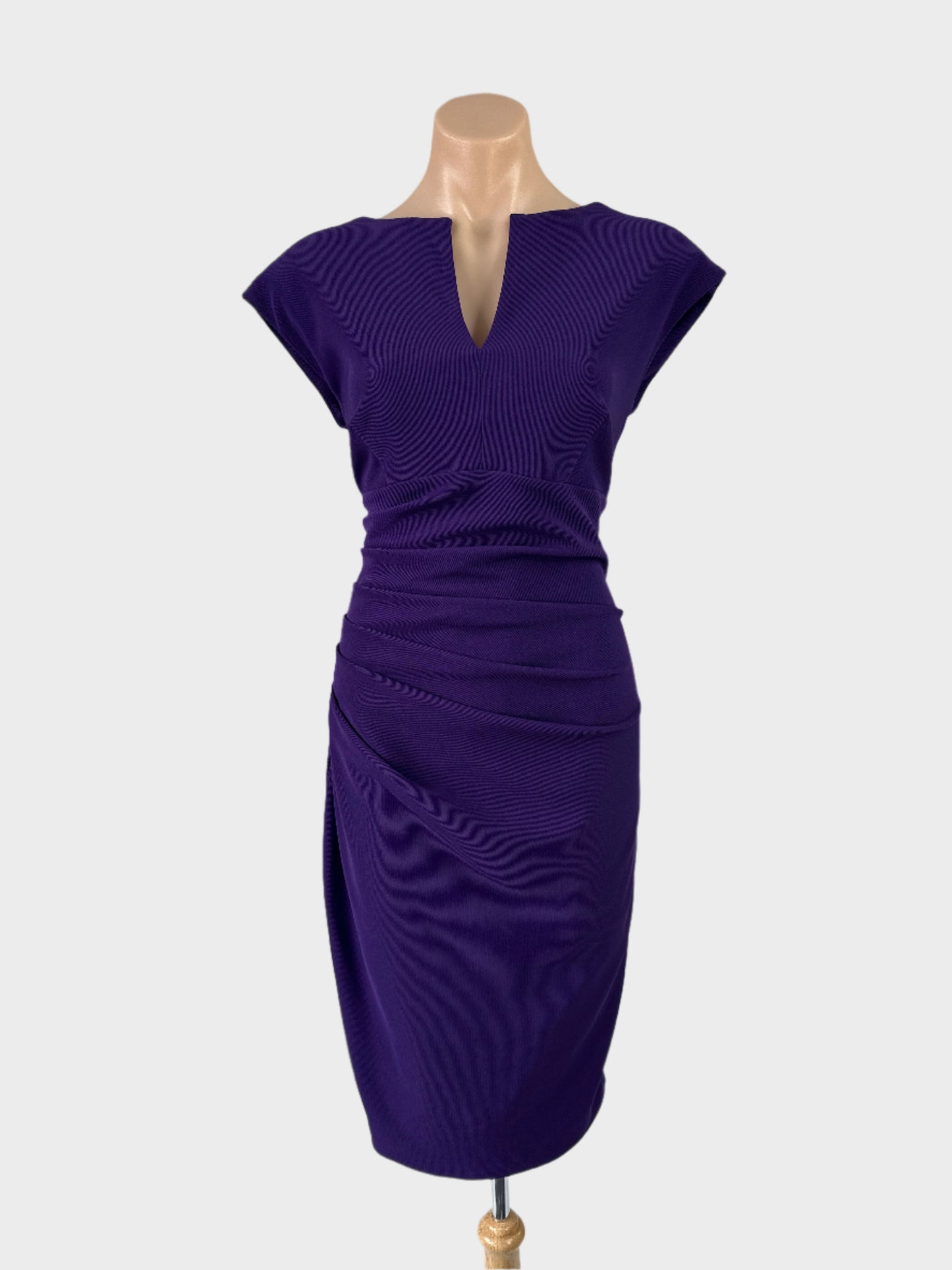 Diva retro 60's style sleeveless sheath dress in purple jersey with notched neck, ruched waist, and pencil skirt for evening wear.