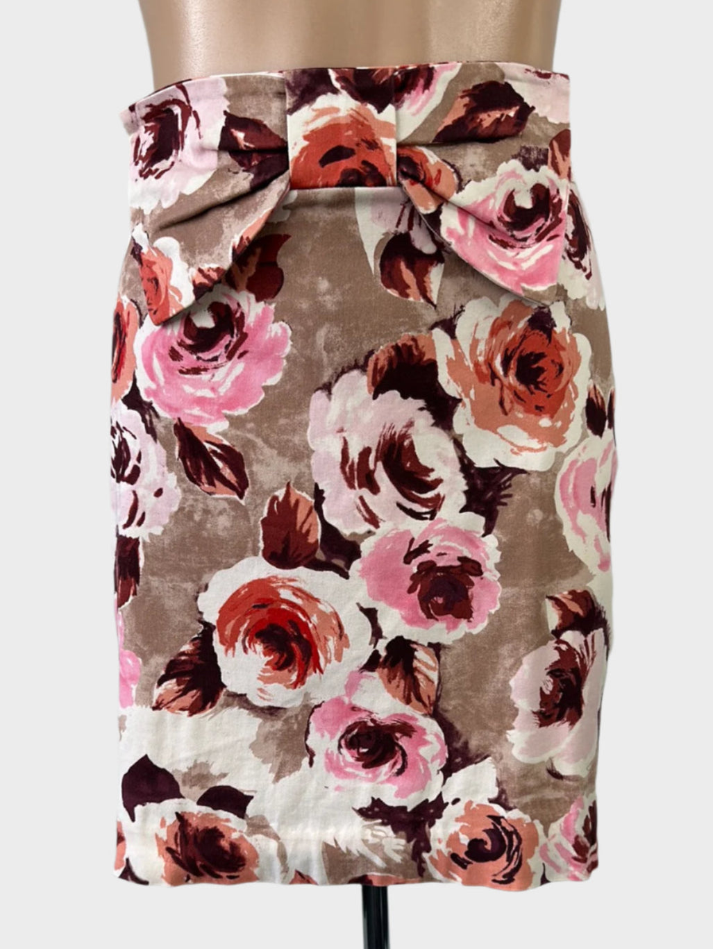 Review beige and pink straight skirt with retro floral print, decorative bow, and back vent for office wear