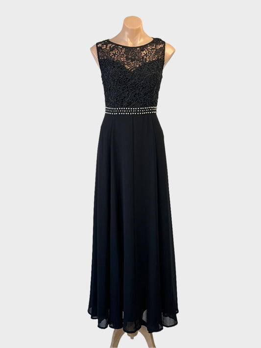 Review sleeveless gown in black crepe with guipure lace bodice for formal wear.