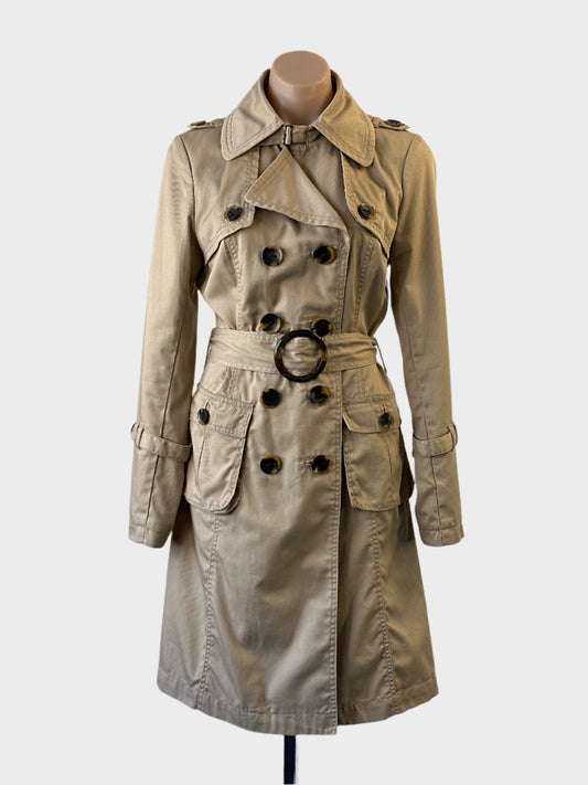 Designer VERO MODA trench coat in beige gabardine with belted waist and tortoise shell buttons for smart casual wear.