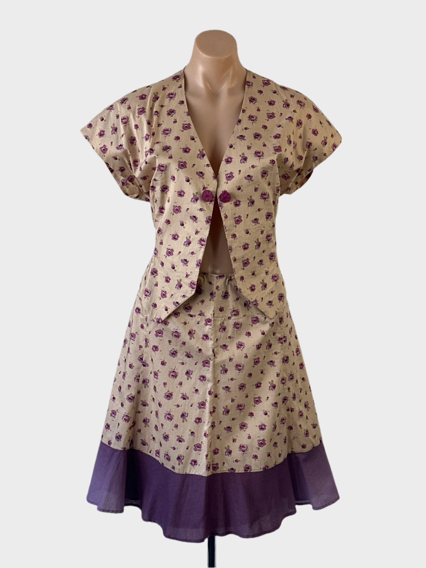 Vintage 80's skirt and jacket set in cotton lawn with floral print, Art Deco buttons and flared hip skirt for timeless style.