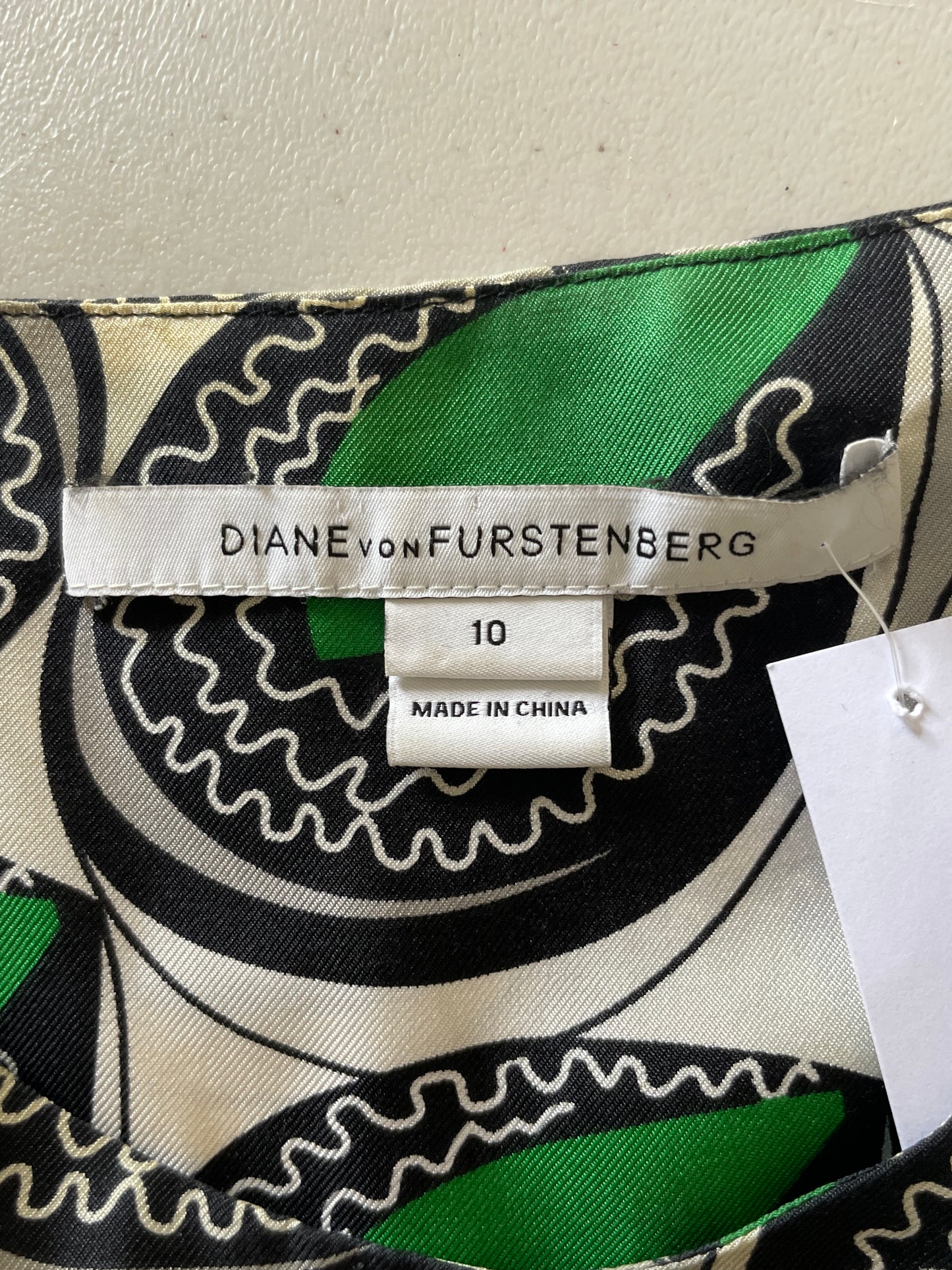 Diane von Furstenberg | New York | dress | size 10 | knee length | 100% silk